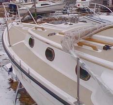 No description provided for: /2001/01-03/0114-sail/compac-foredeck.html
