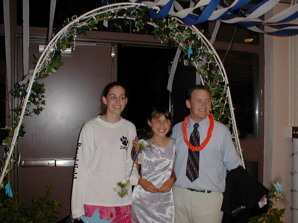 No description provided for: /2001/04-06/0618-wms-dance/photo19.html