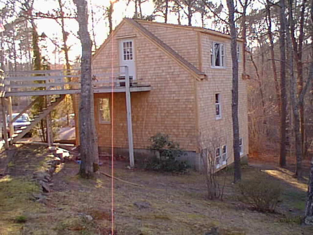 No description provided for: /2002/04-06/0411-carriage-house/photo16.html