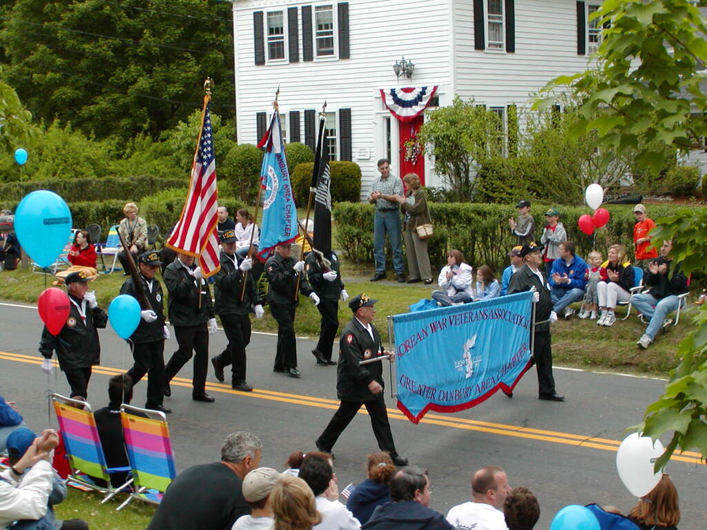 No description provided for: /2002/04-06/0526-parade/_1/photo16.html