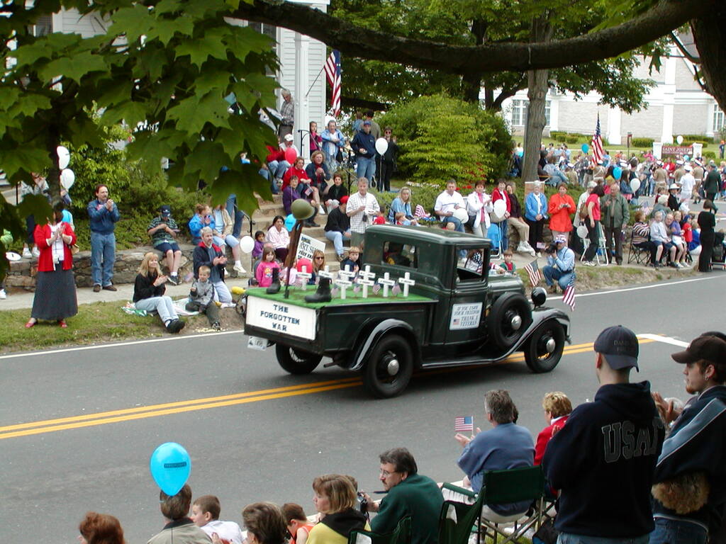 No description provided for: /2002/04-06/0526-parade/_1/photo19.html