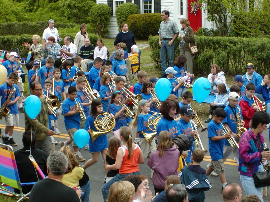 No description provided for: /2002/04-06/0526-parade/_2/photo30.html