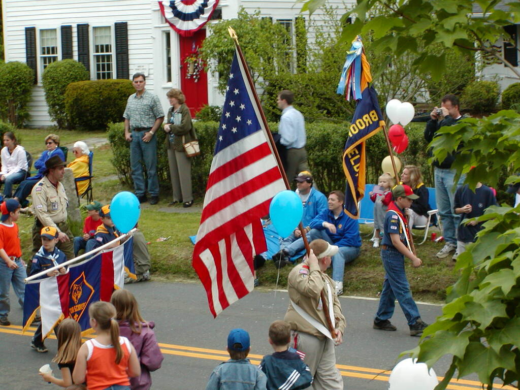 No description provided for: /2002/04-06/0526-parade/_2/photo34.html