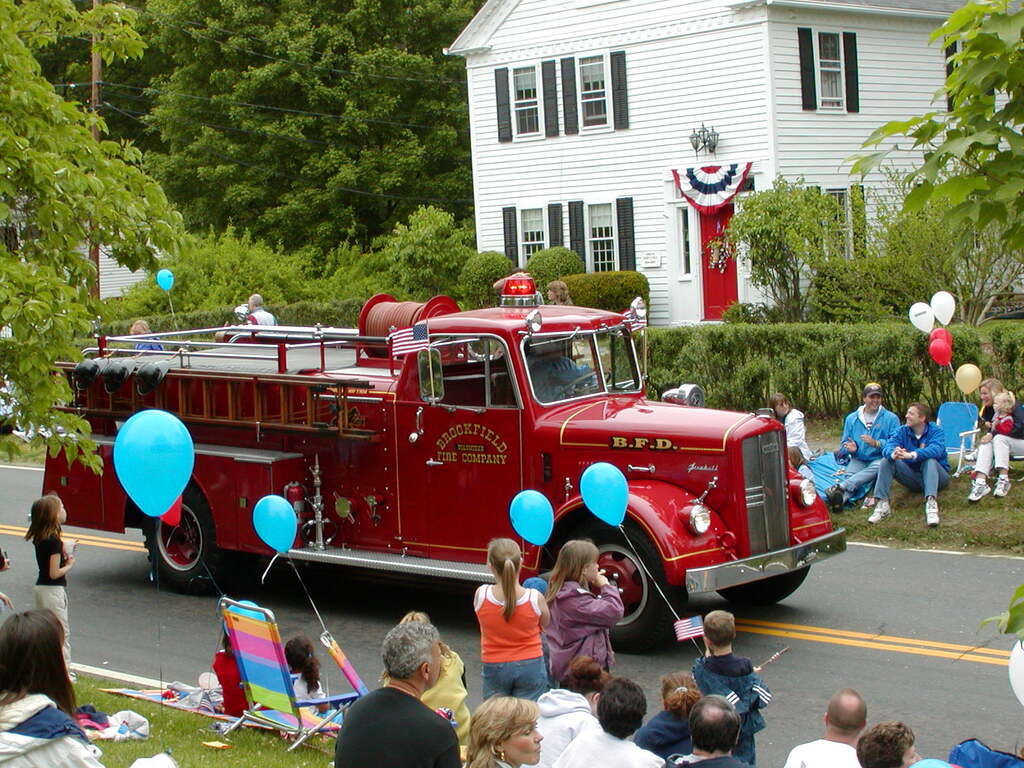 No description provided for: /2002/04-06/0526-parade/_2/photo41.html