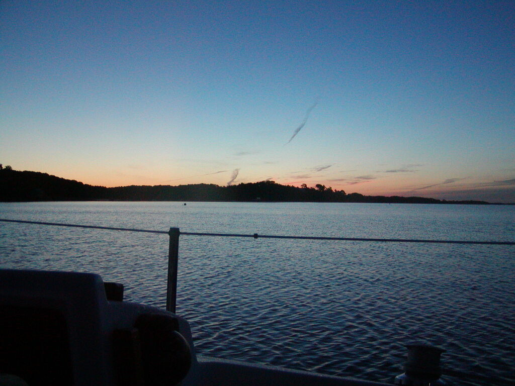 No description provided for: /2002/07-09/0725-sunrise-sail/_1/photo04.html