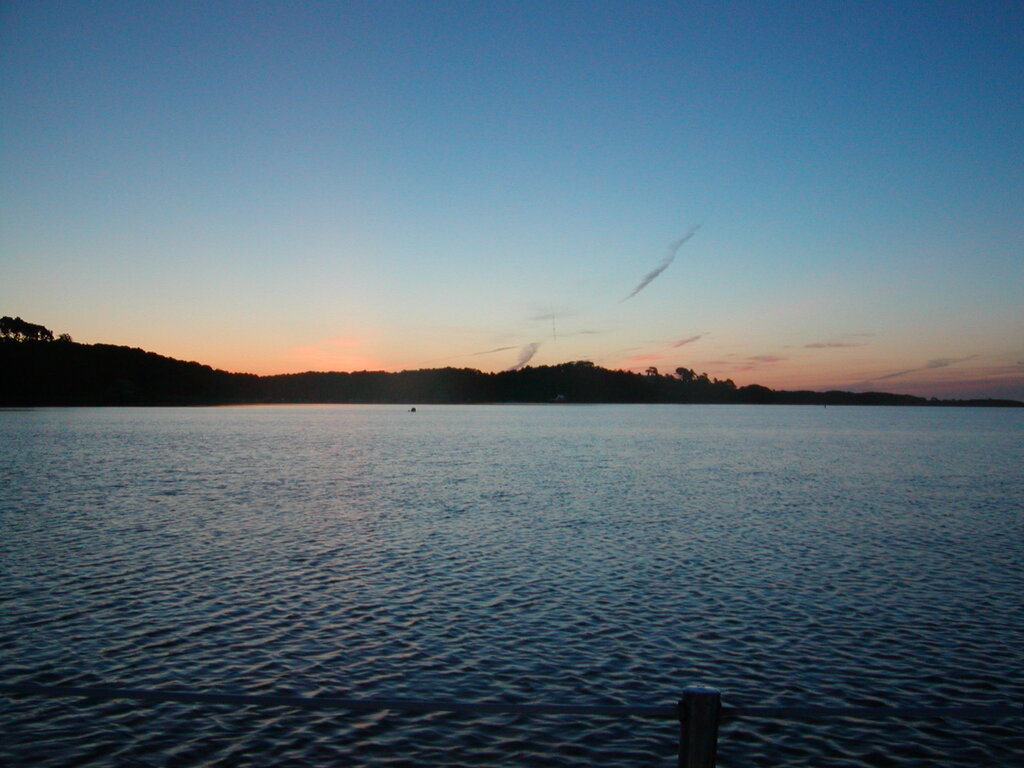 No description provided for: /2002/07-09/0725-sunrise-sail/_1/photo06.html