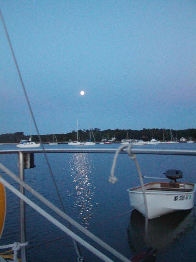 No description provided for: /2002/07-09/0725-sunrise-sail/_1/photo08.html