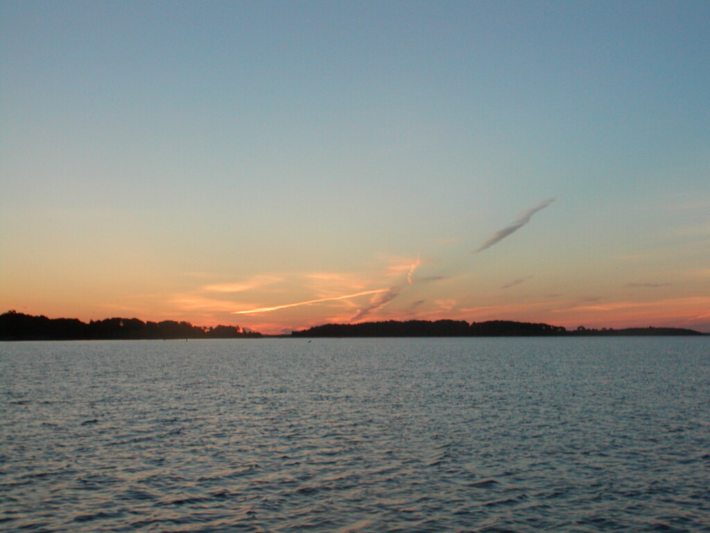 No description provided for: /2002/07-09/0725-sunrise-sail/_1/photo12.html