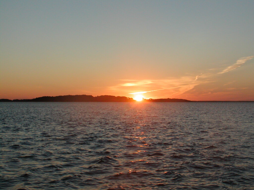 No description provided for: /2002/07-09/0725-sunrise-sail/_1/photo14.html