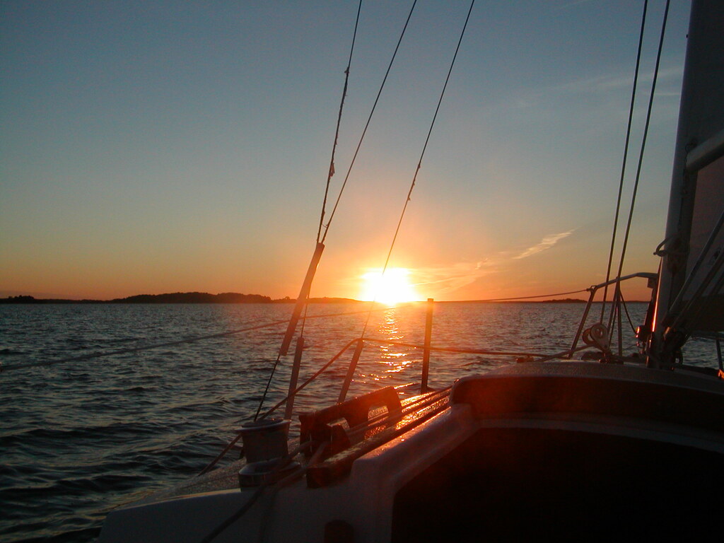 No description provided for: /2002/07-09/0725-sunrise-sail/_1/photo17.html