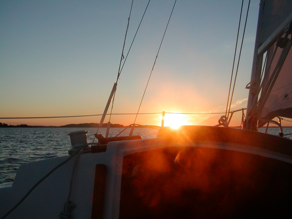 No description provided for: /2002/07-09/0725-sunrise-sail/_1/photo18.html