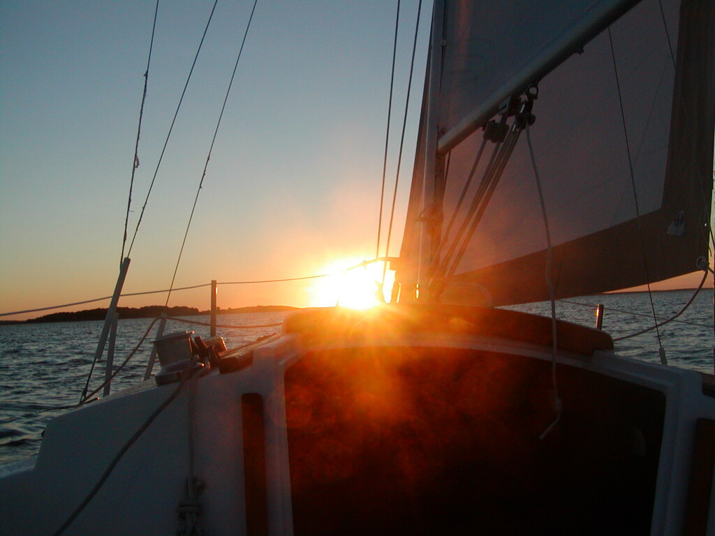 No description provided for: /2002/07-09/0725-sunrise-sail/_1/photo20.html