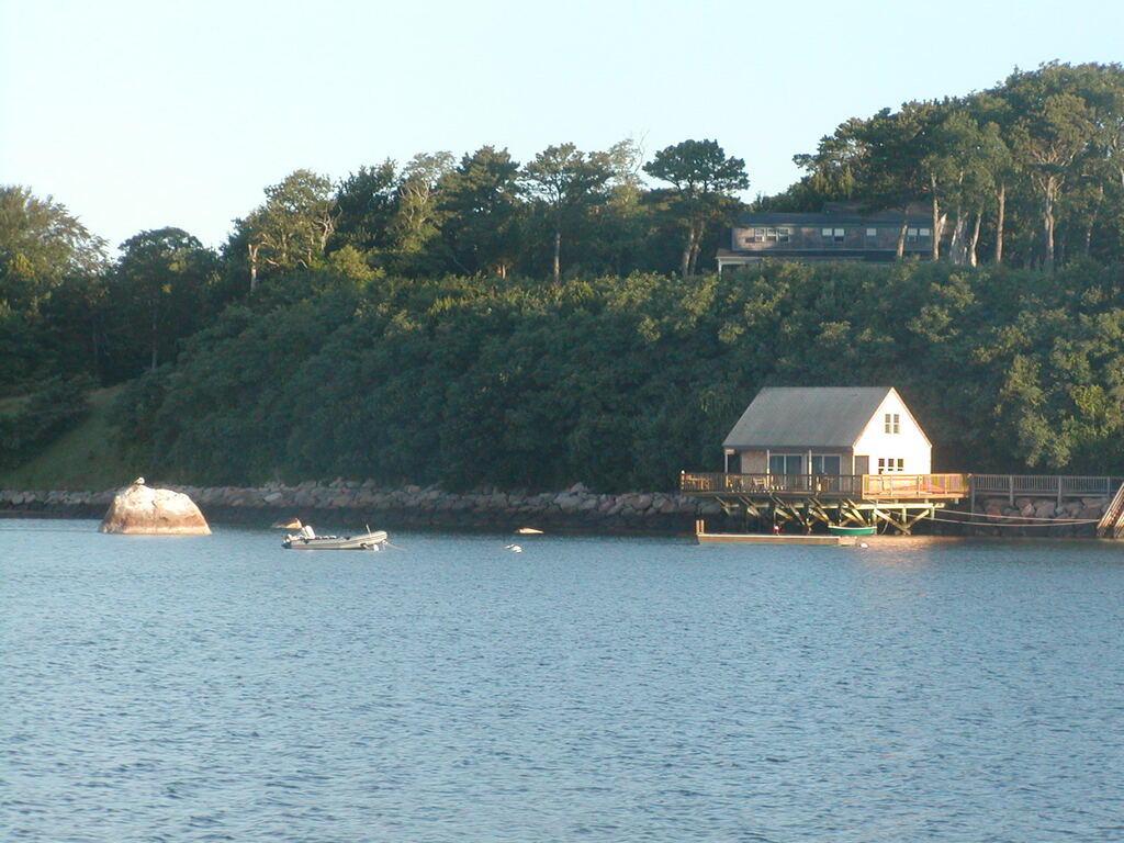 No description provided for: /2002/07-09/0725-sunrise-sail/_2/photo34.html