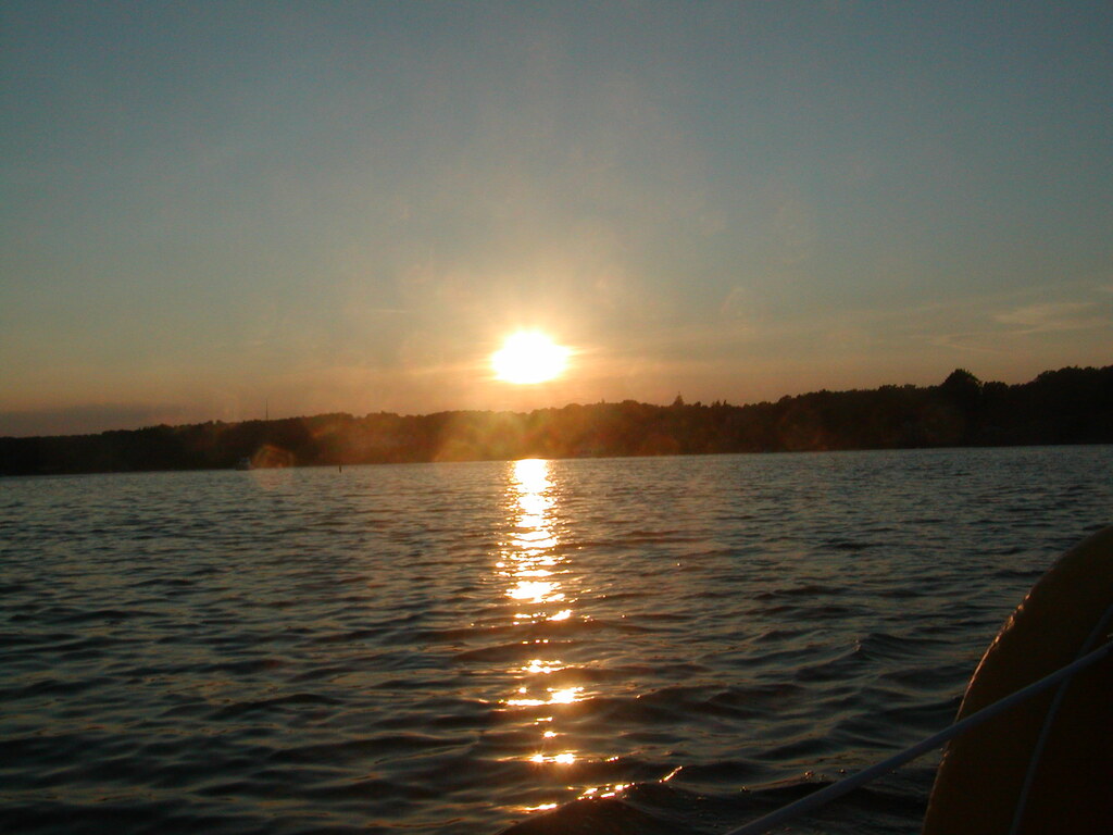 No description provided for: /2002/07-09/0801-sunset-sail/_1/photo03.html