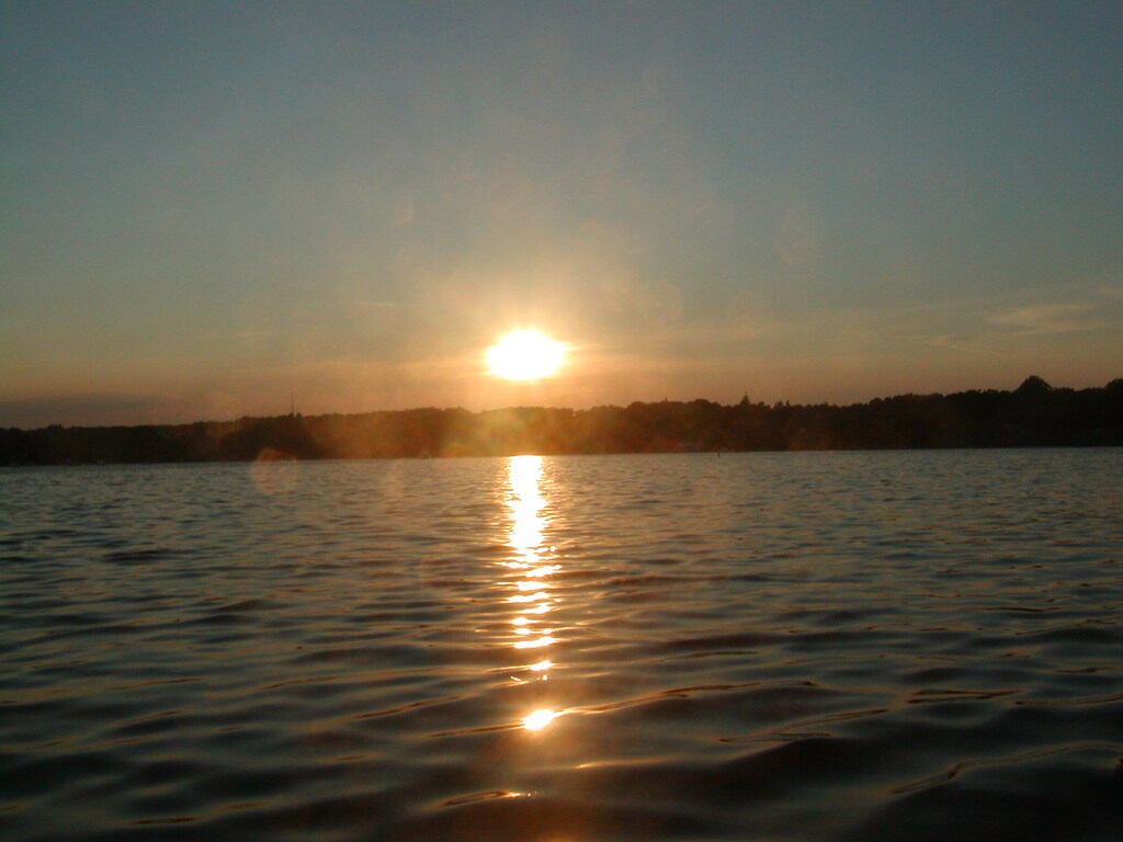 No description provided for: /2002/07-09/0801-sunset-sail/_1/photo04.html