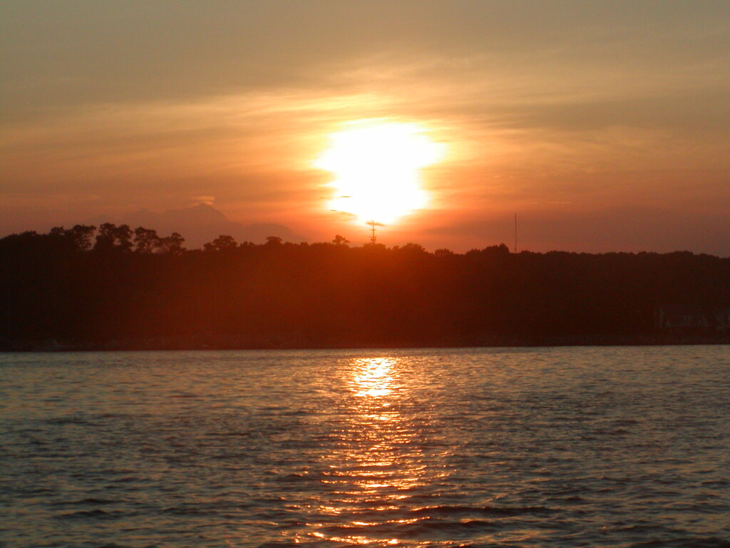 No description provided for: /2002/07-09/0801-sunset-sail/_1/photo13.html