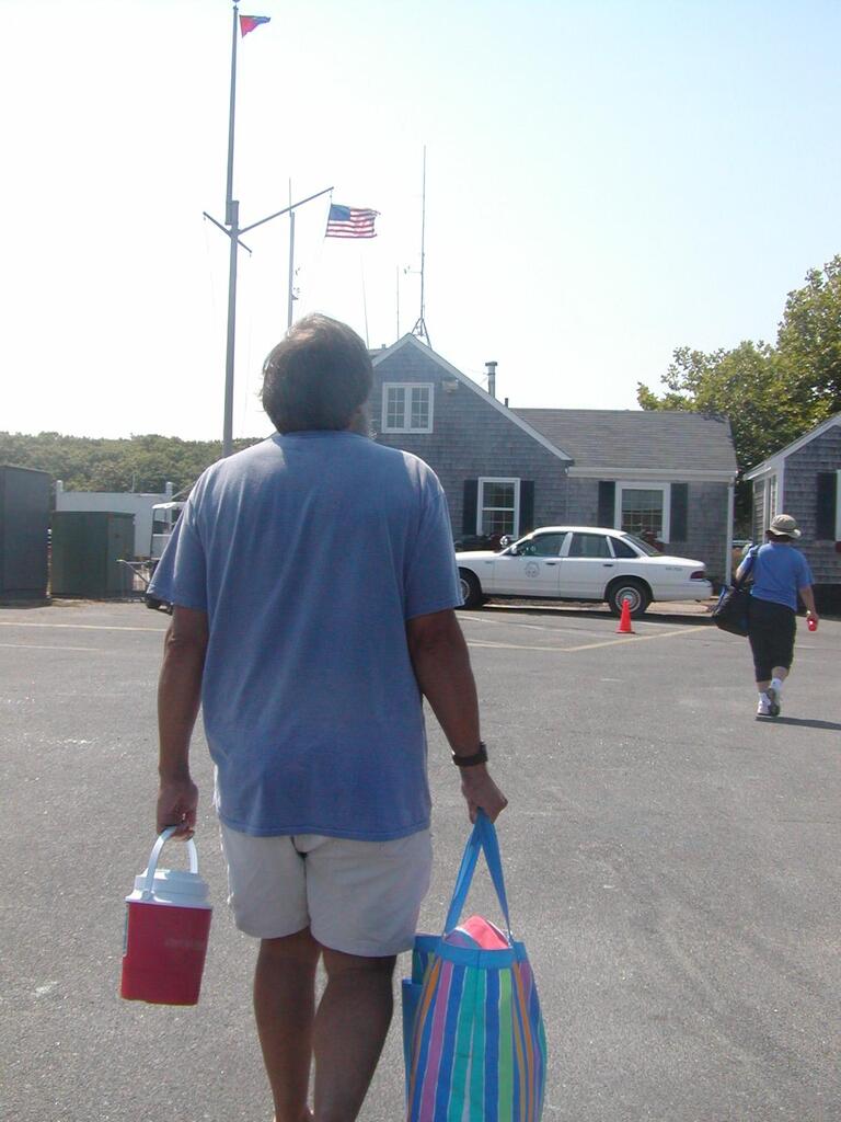 No description provided for: /2002/07-09/0804-seal-tour/_2/photo35.html