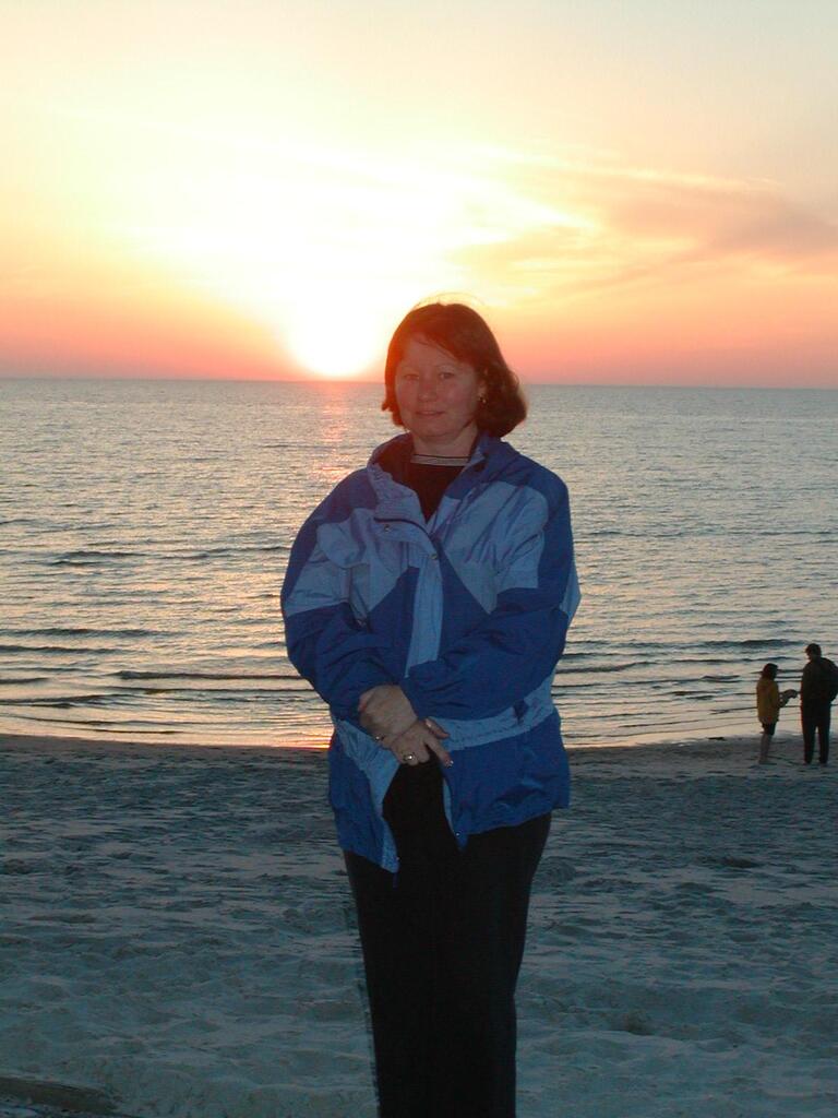 No description provided for: /2003/04-06/0510-skaket-sunset/photo06.html