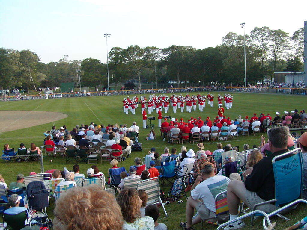 No description provided for: /2003/04-06/0625-marine-band/_1/photo01.html