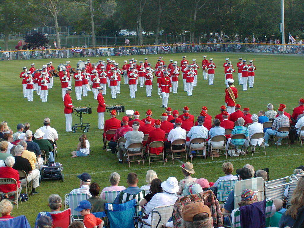 No description provided for: /2003/04-06/0625-marine-band/_1/photo02.html