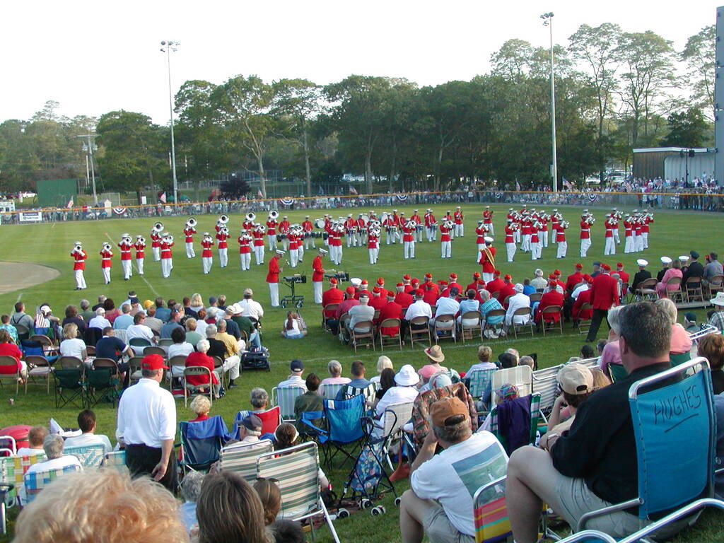 No description provided for: /2003/04-06/0625-marine-band/_1/photo04.html