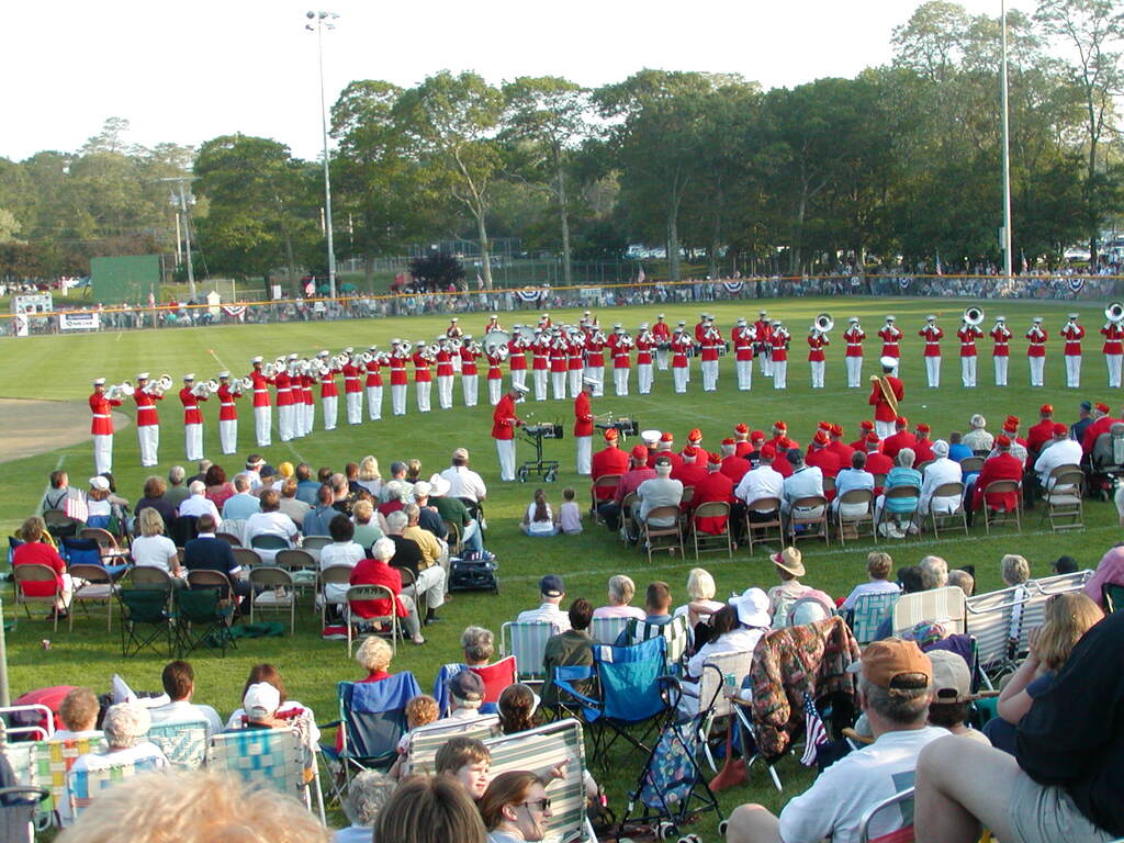 No description provided for: /2003/04-06/0625-marine-band/_1/photo05.html