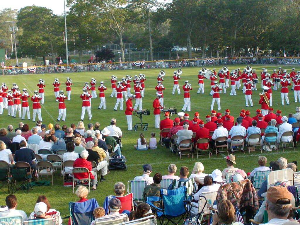 No description provided for: /2003/04-06/0625-marine-band/_1/photo06.html