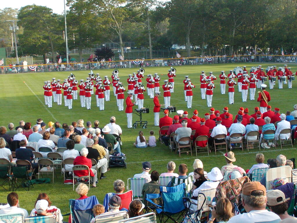 No description provided for: /2003/04-06/0625-marine-band/_1/photo07.html