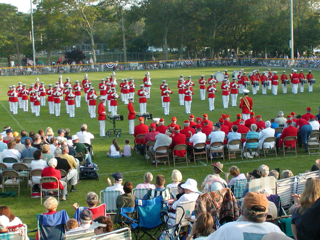 No description provided for: /2003/04-06/0625-marine-band/_1/photo08.html