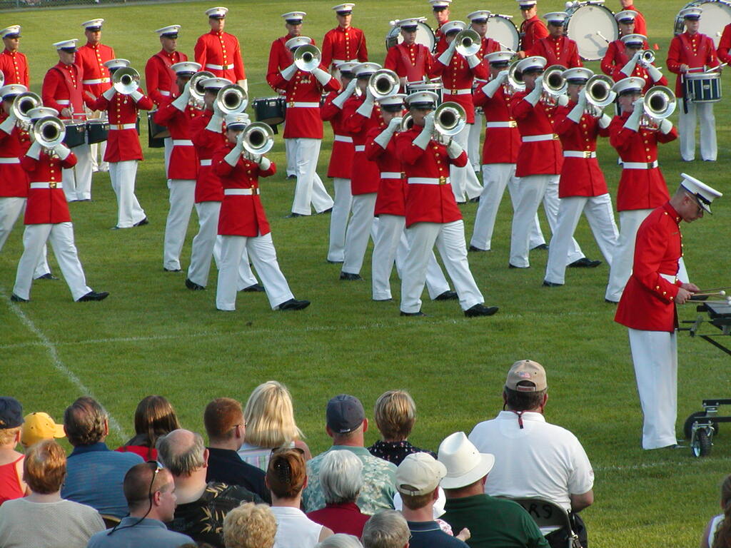 No description provided for: /2003/04-06/0625-marine-band/_1/photo09.html