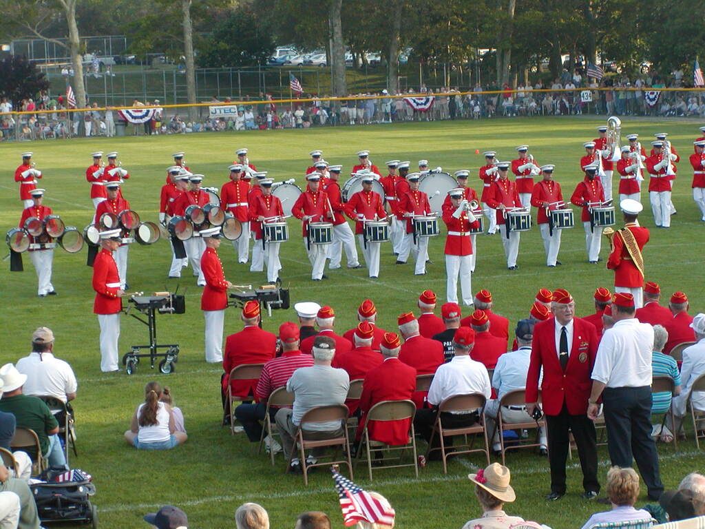No description provided for: /2003/04-06/0625-marine-band/_1/photo10.html
