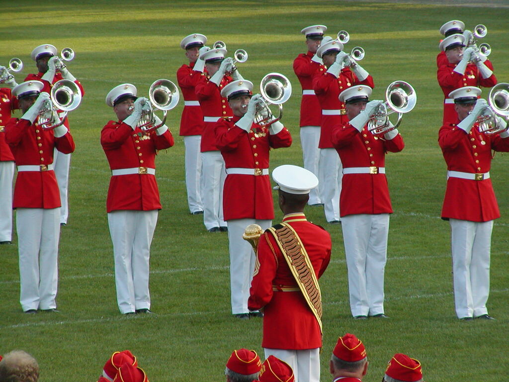 No description provided for: /2003/04-06/0625-marine-band/_1/photo13.html