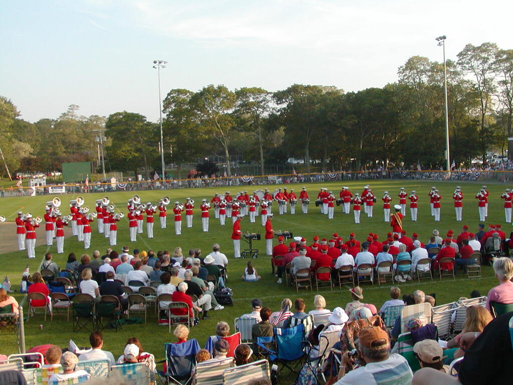 No description provided for: /2003/04-06/0625-marine-band/_1/photo15.html
