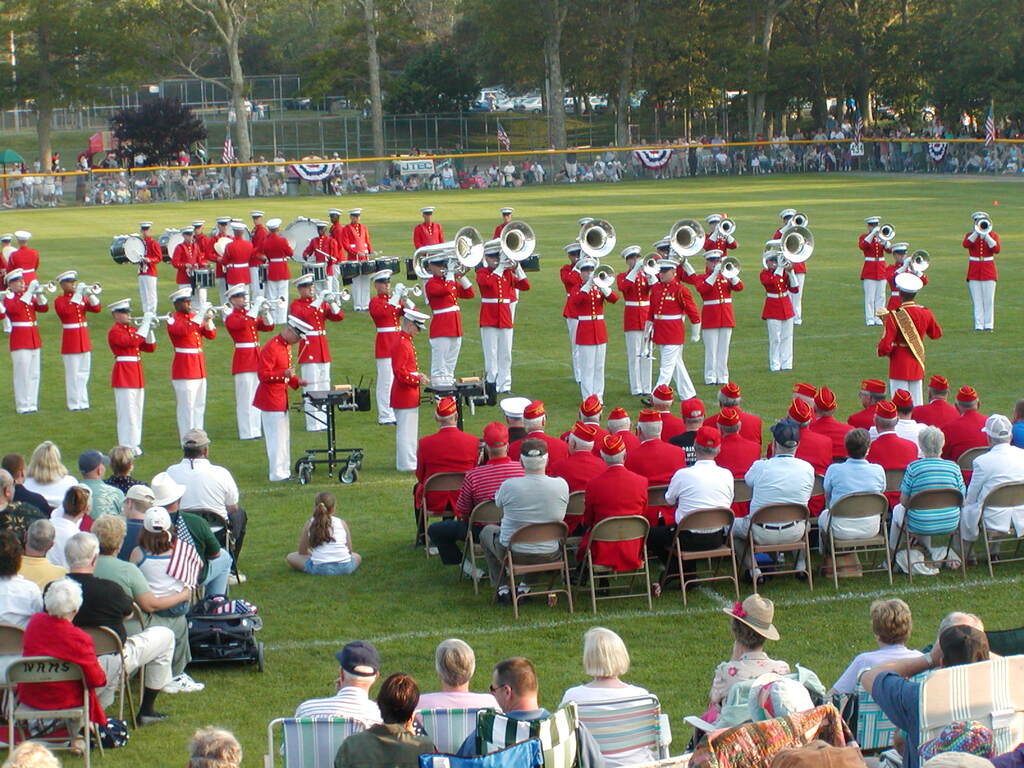 No description provided for: /2003/04-06/0625-marine-band/_1/photo16.html