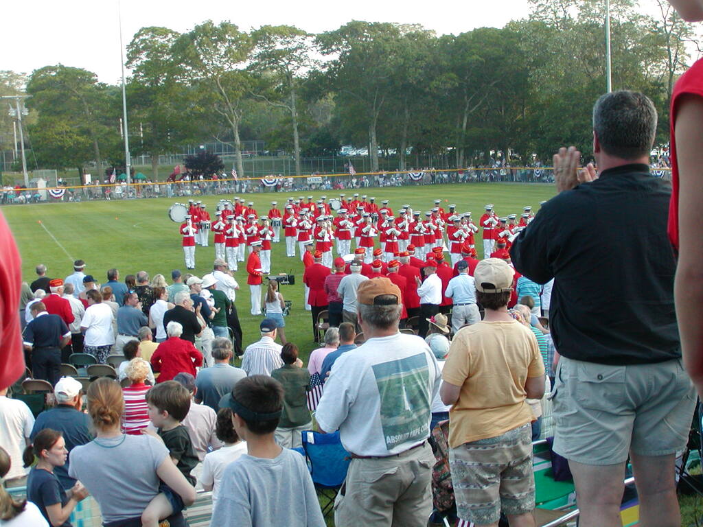No description provided for: /2003/04-06/0625-marine-band/_1/photo17.html