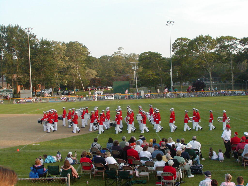 No description provided for: /2003/04-06/0625-marine-band/_1/photo19.html