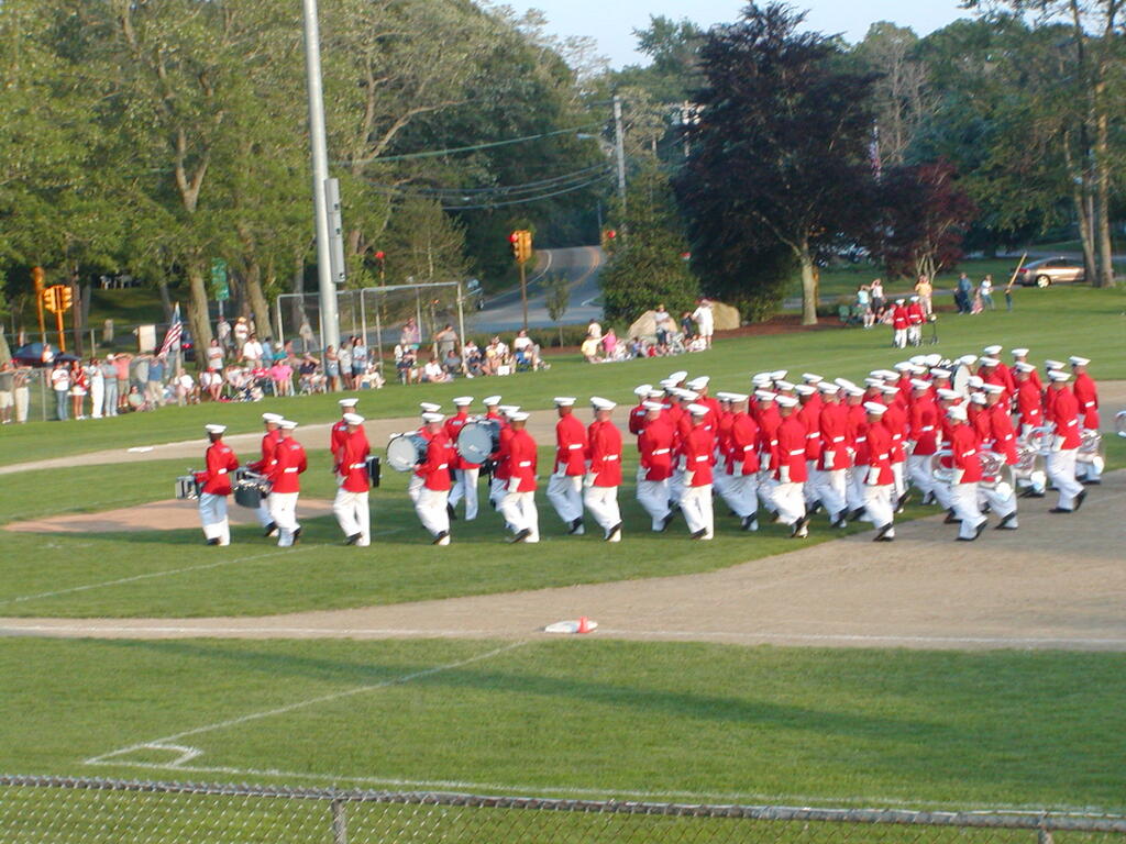 No description provided for: /2003/04-06/0625-marine-band/_2/photo21.html