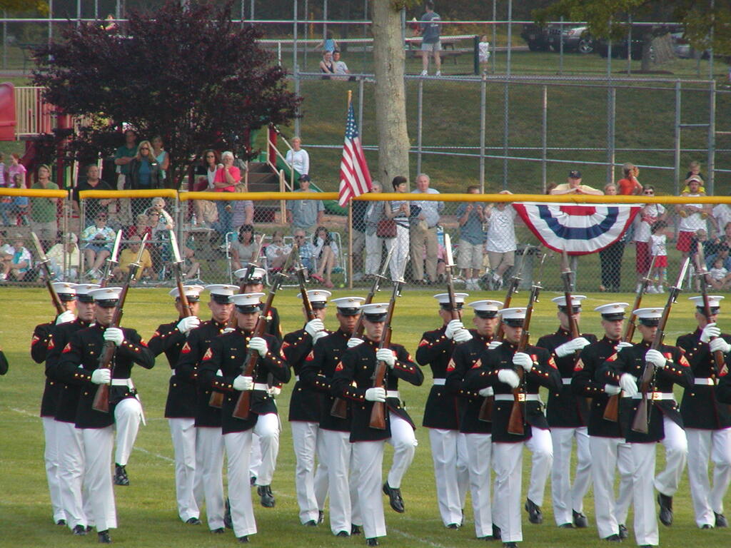 No description provided for: /2003/04-06/0625-marine-band/_2/photo33.html