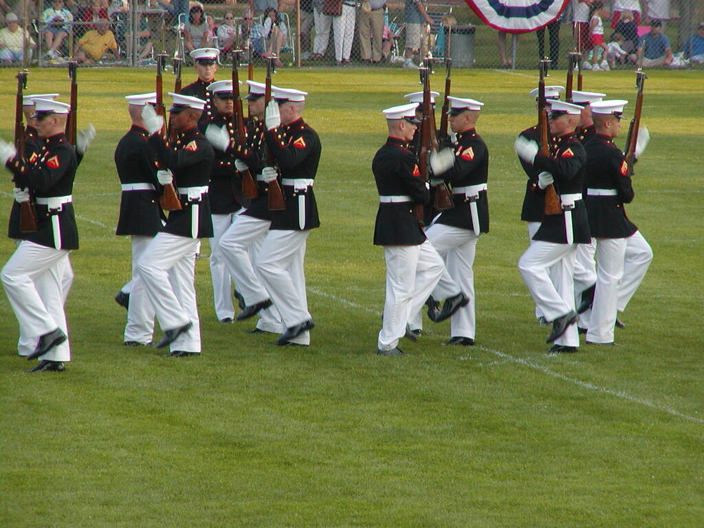 No description provided for: /2003/04-06/0625-marine-band/_2/photo36.html