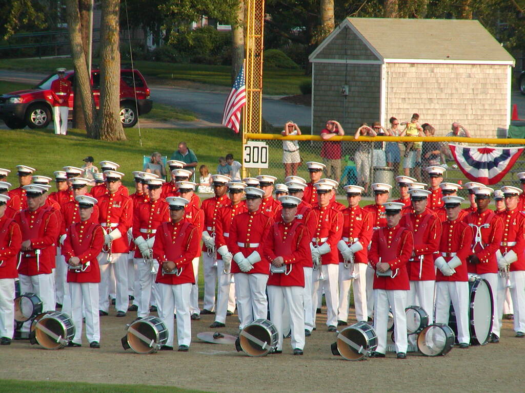 No description provided for: /2003/04-06/0625-marine-band/_2/photo37.html
