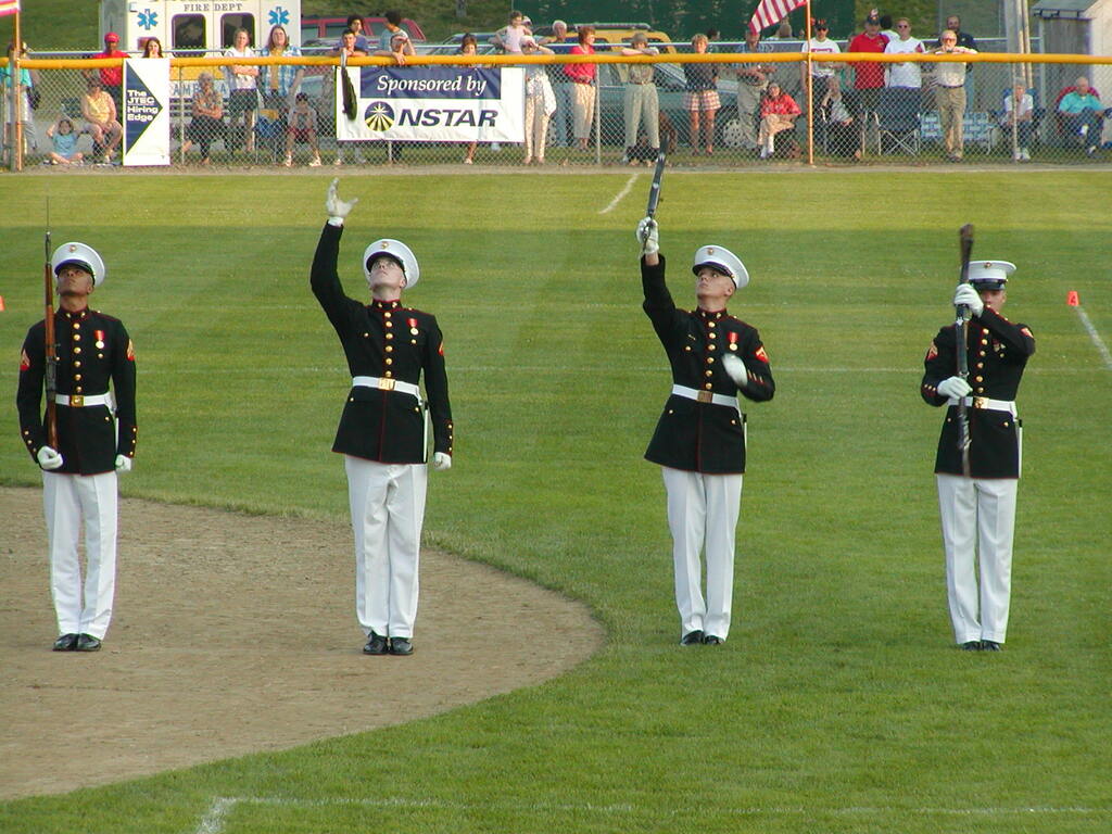 No description provided for: /2003/04-06/0625-marine-band/_2/photo39.html