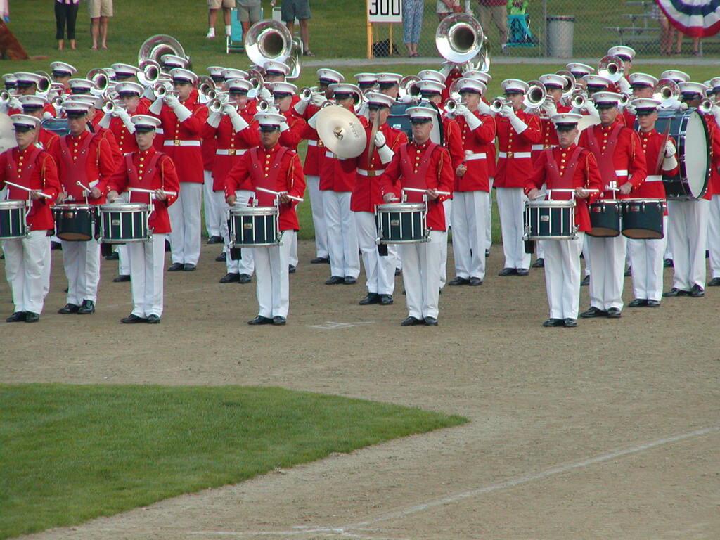 No description provided for: /2003/04-06/0625-marine-band/_3/photo50.html