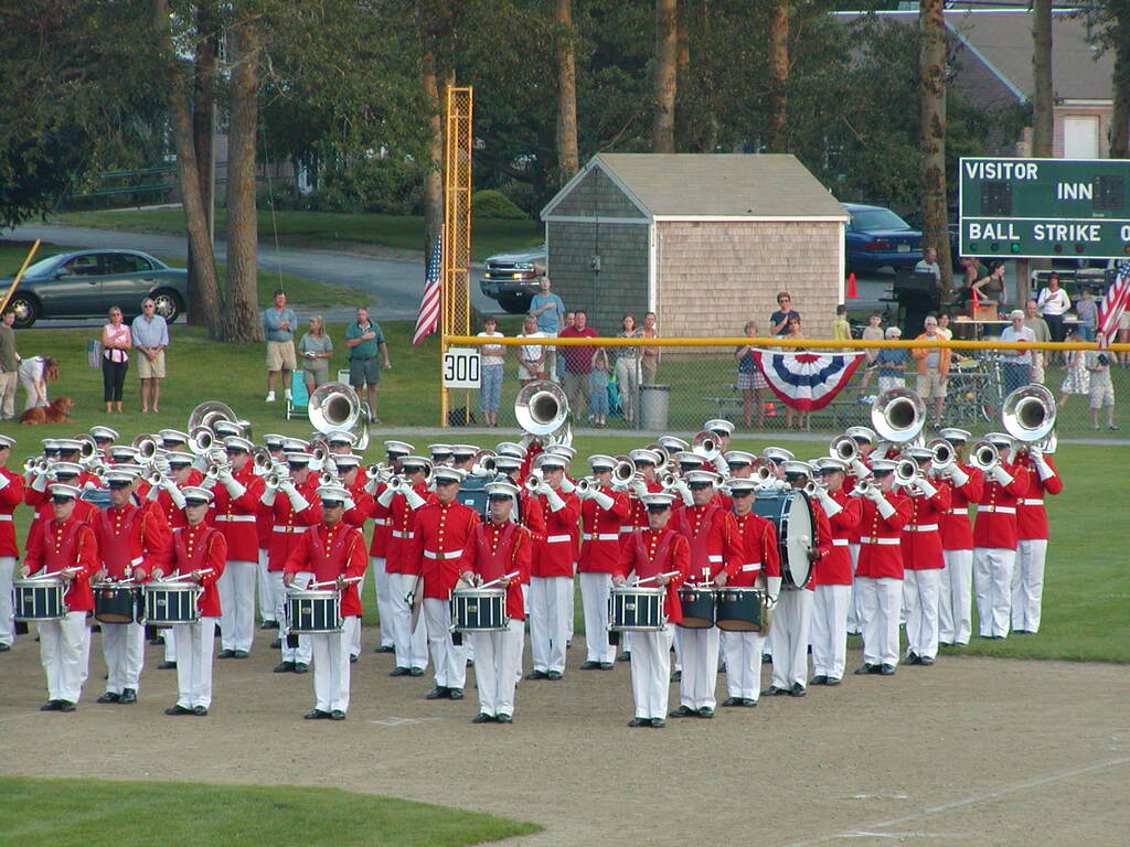 No description provided for: /2003/04-06/0625-marine-band/_3/photo53.html
