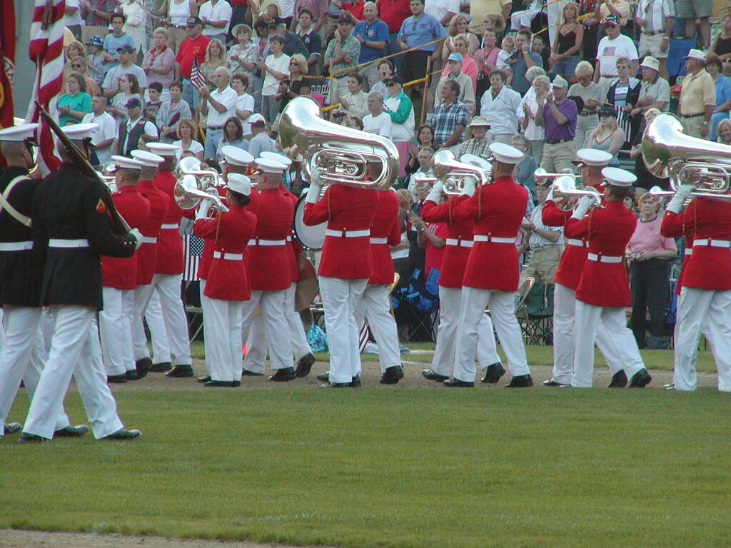 No description provided for: /2003/04-06/0625-marine-band/_4/photo62.html