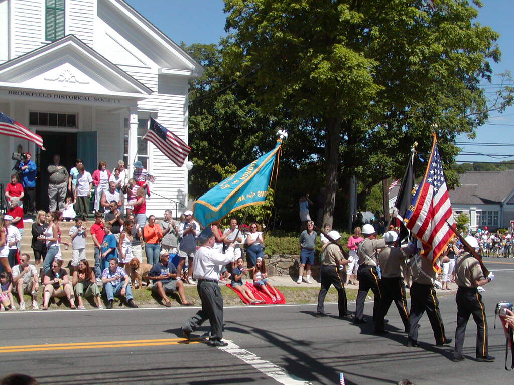 No description provided for: /2004/04-06/0530-memorial-day/photo03.html