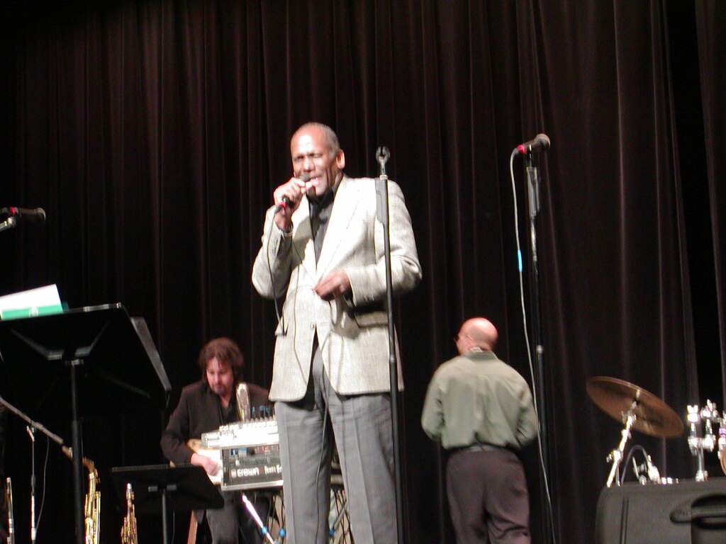 No description provided for: /2004/10-12/1212-jazz-christmas/photo05.html