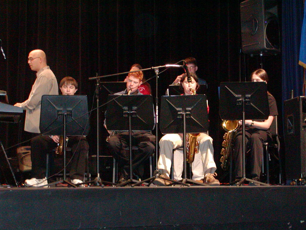 No description provided for: /2004/10-12/1212-jazz-christmas/photo06.html