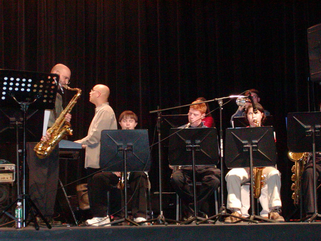 No description provided for: /2004/10-12/1212-jazz-christmas/photo07.html