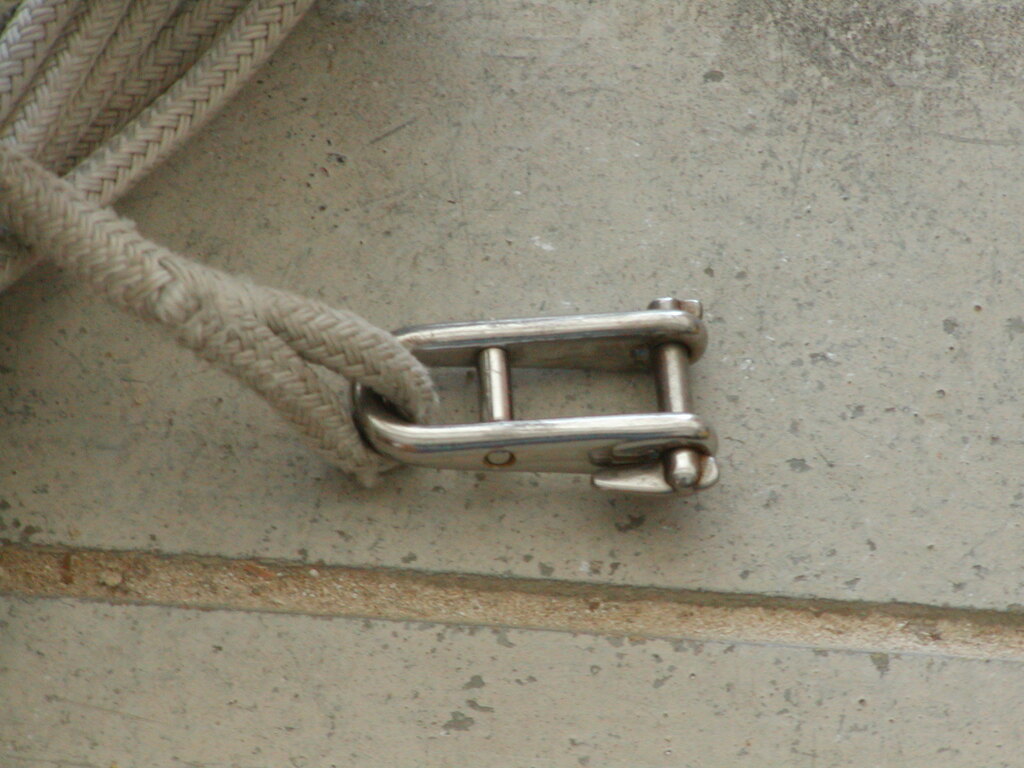 No description provided for: /2005/01-03/0304-boat-parts/photo02.html