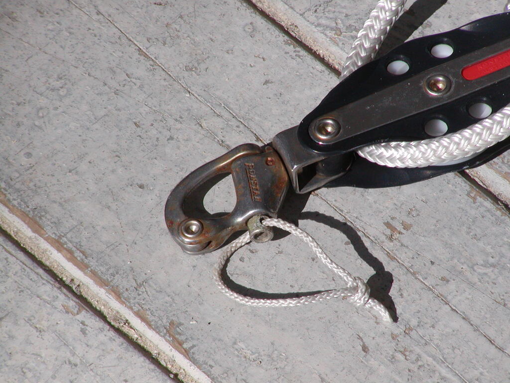 No description provided for: /2005/01-03/0304-boat-parts/photo06.html